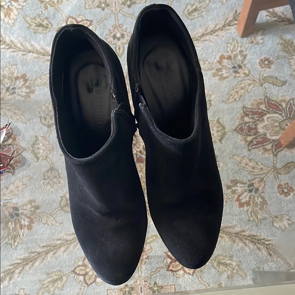 La CANADIENNE Black Suede Ankle Booties Sleek Design